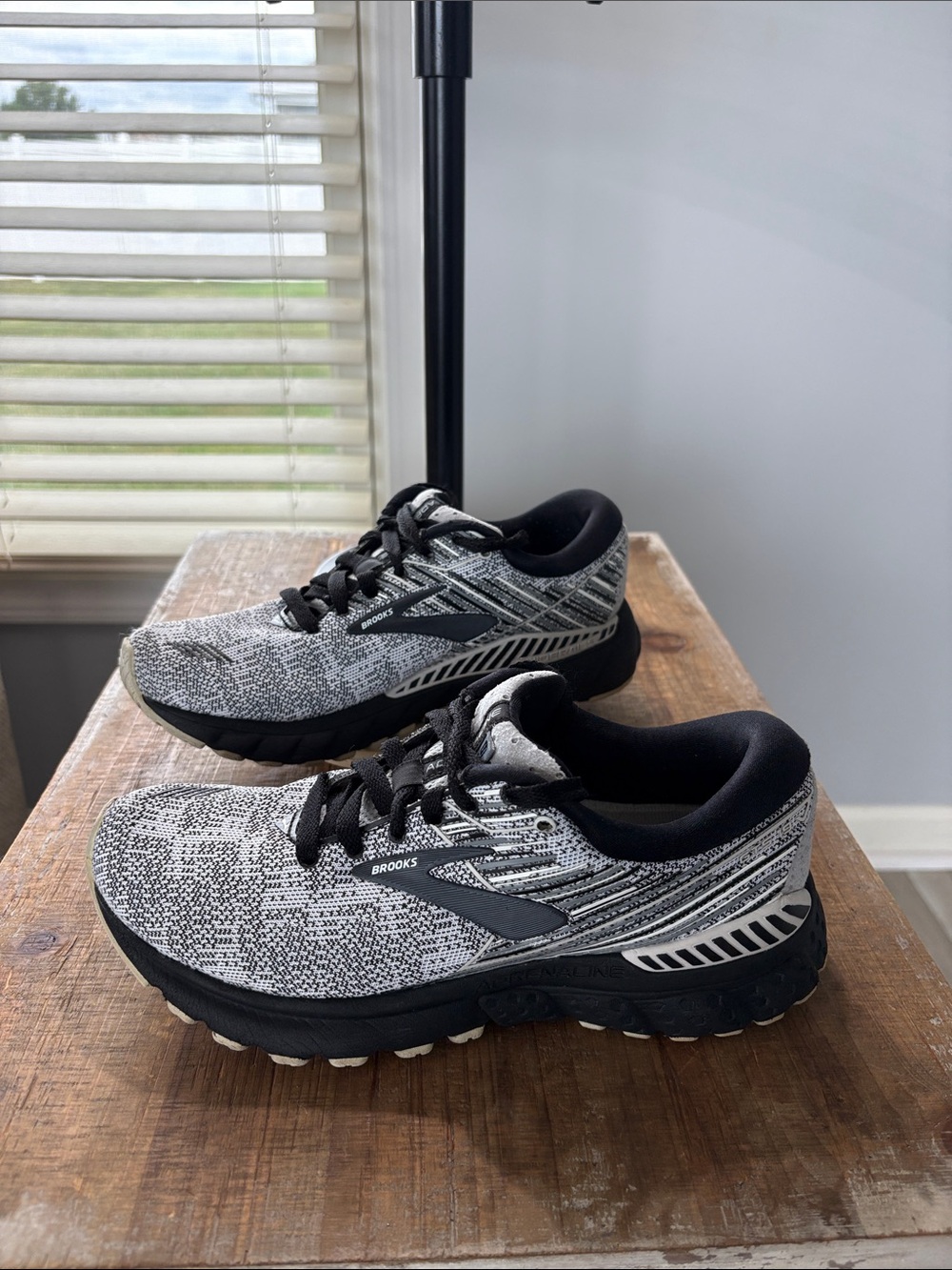 Brooks Adrenaline Woman’s Black and White Knit Running Sneakers